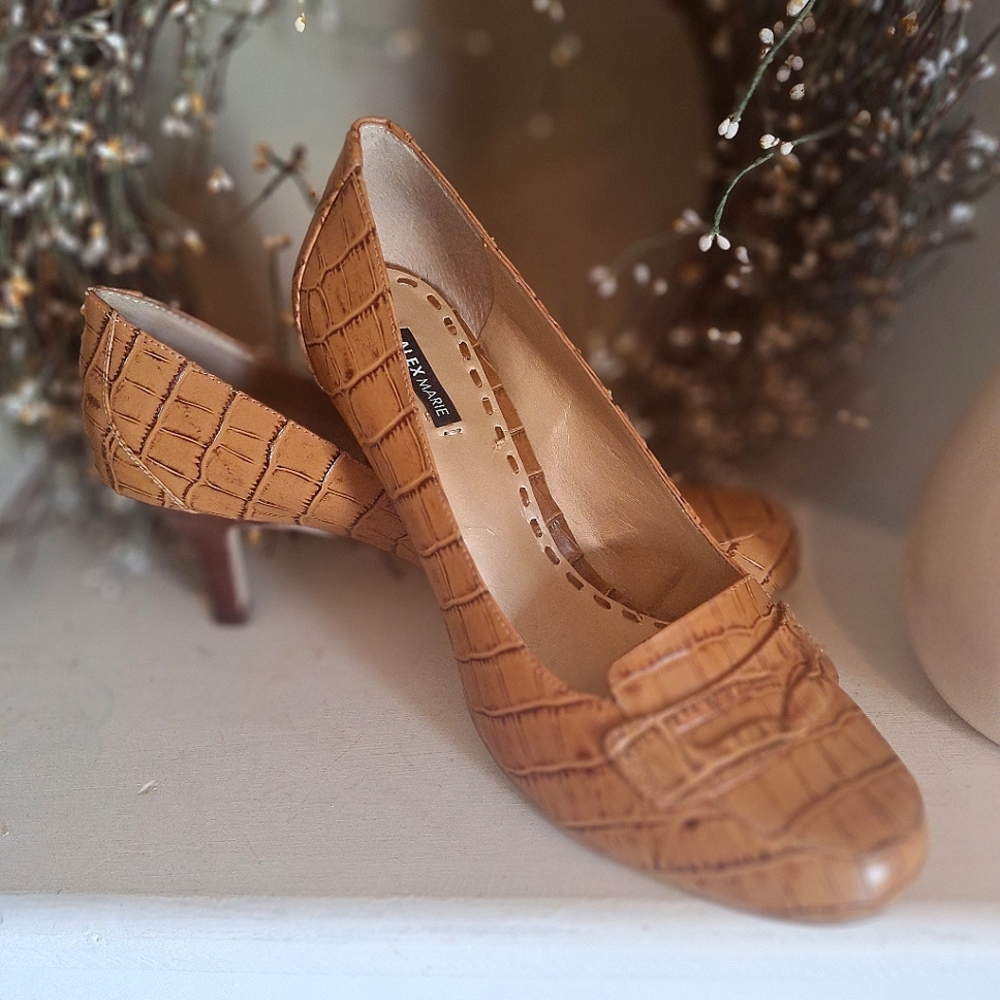Alex Marie Leather Tan Textured Kitten Heels Elegant Pumps Crocodile 7.5